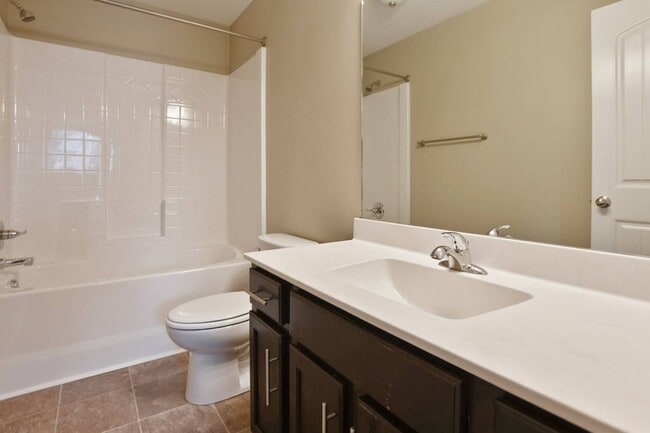 Building Photo - Three Bedroom in Magnolia Place!