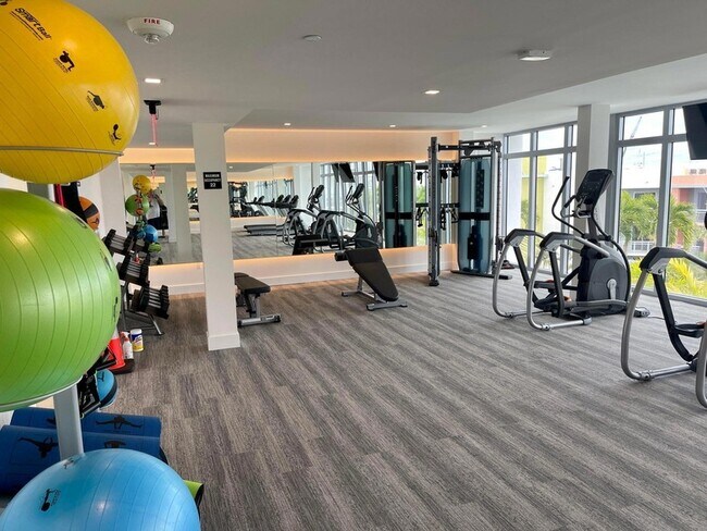 Building Photo - 111 SE 1st Ave