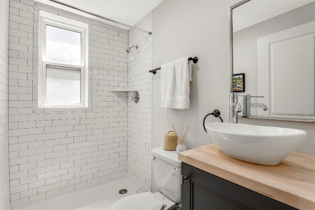 Building Photo - 2055 Vinewood St