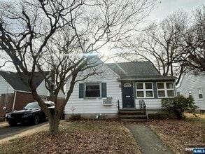 Building Photo - 904 5th St