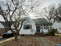 Building Photo - 904 5th St