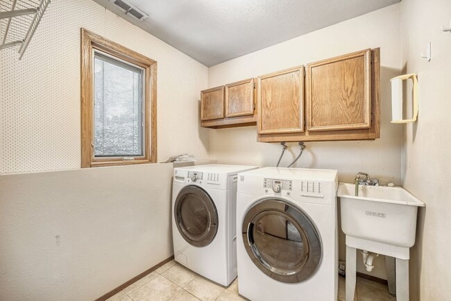 Building Photo - Single Family house on Meridian Valley Country Club.  Gated community