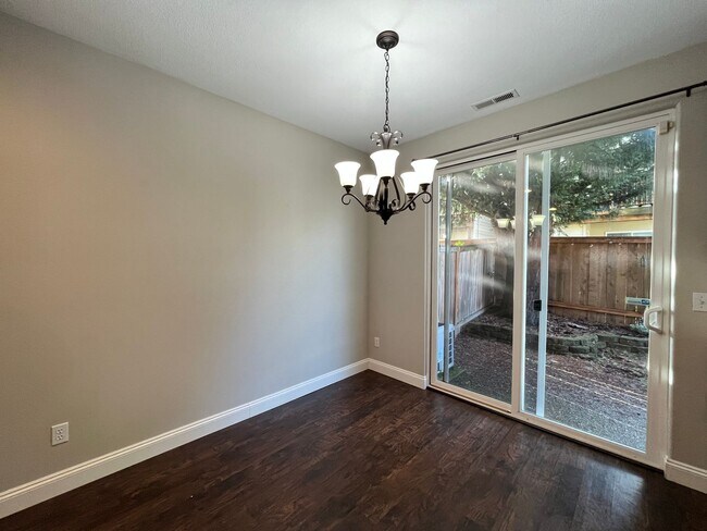 Building Photo - Super-Cute Townhouse! 3 bed + 2.5 baths w/ Fantastic Floor Plan! (A/C & Washer / Dryer included!)