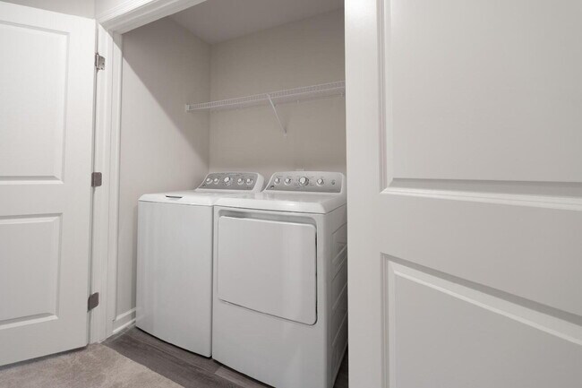 Building Photo - 3 bedroom, 2.5 bathroom townhouse.