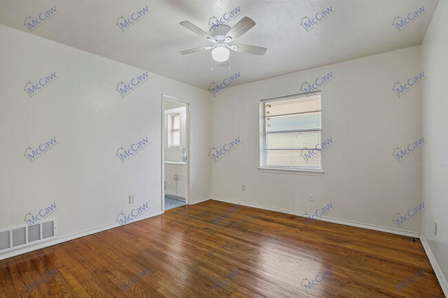 Building Photo - 8708 Barclay St