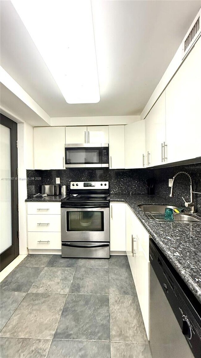 Building Photo - 301 Golden Isles Dr