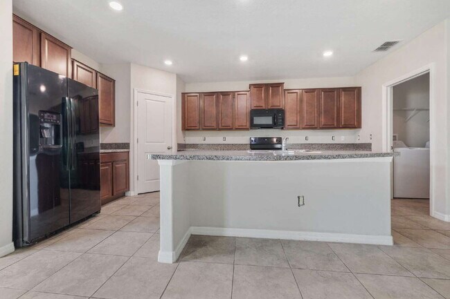 Building Photo - "Spacious 5-Bedroom Retreat in Tampa with 2.5 Baths and 2,215 Sq Ft of Comfort!"