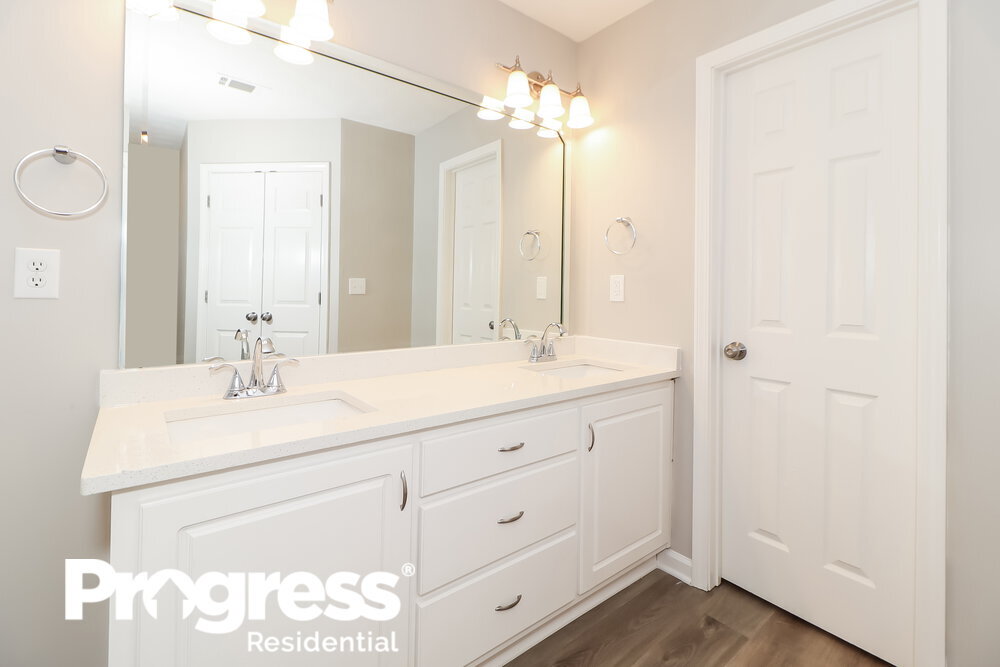 Building Photo - 358 Shadowbrooke Cir SW