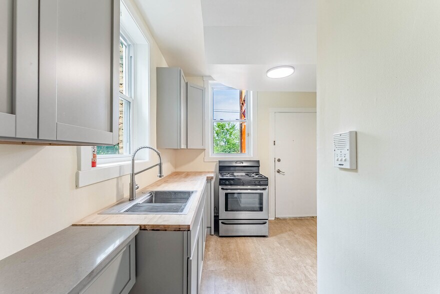 Building Photo - 7630 N Marshfield Ave