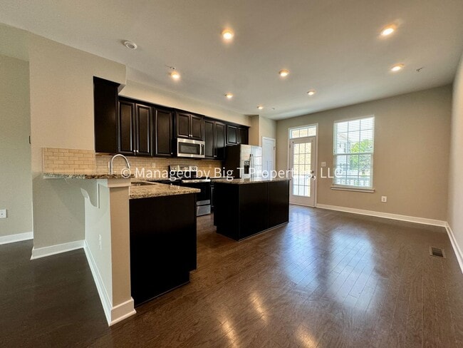 Building Photo - Walk to Largo Metro!