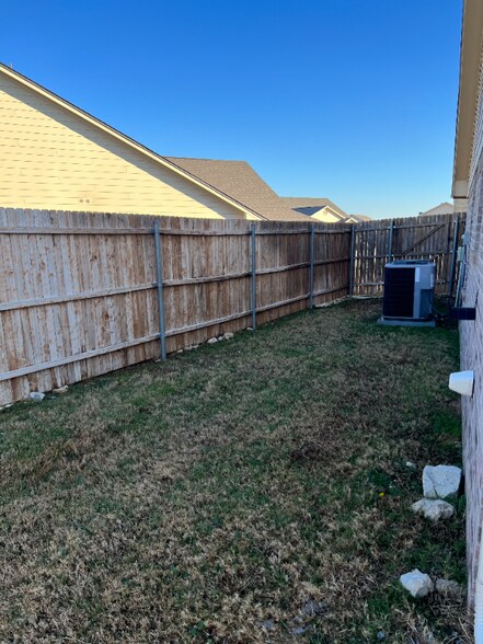 Building Photo - 907 Dart Ct