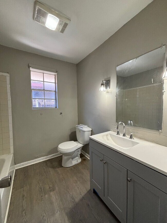 Building Photo - 2 Bedroom 2 Bath Multi Family Home