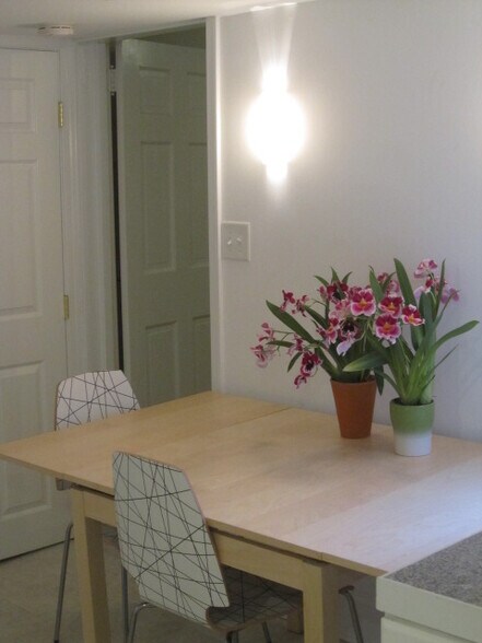 Kitchen table - 5044 Klingle St NW
