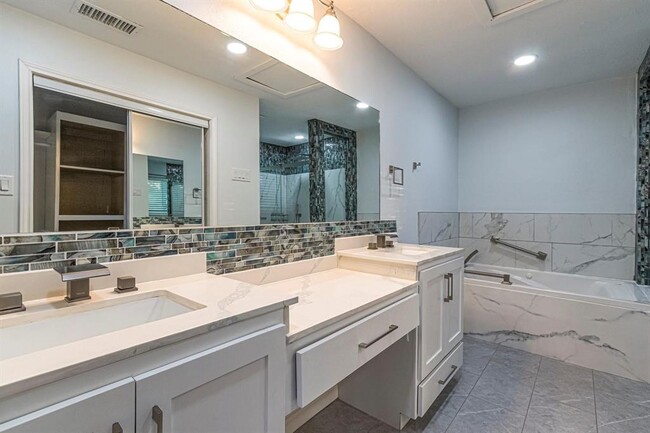 Building Photo - 883 Commodore Dr