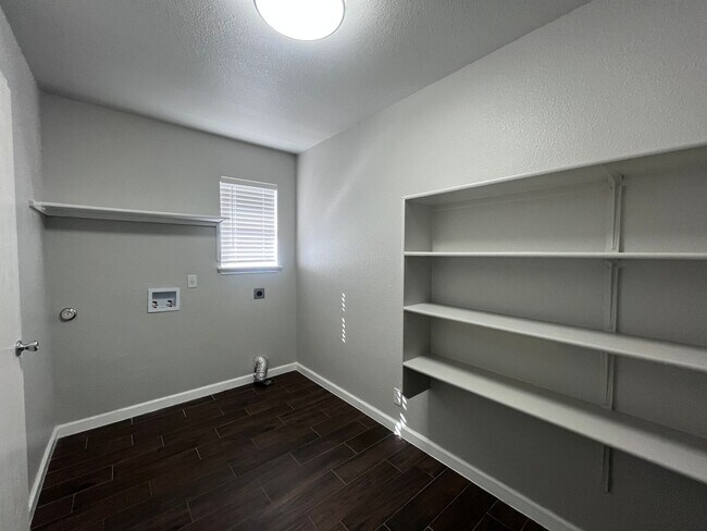 Building Photo - Move-In Ready 4-Bedroom Home Near Tesla, Airport & Downtown Austin