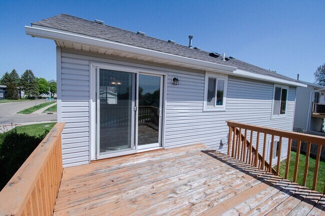 Building Photo - Spacious, freshly painted split entry home in NW Rochester!