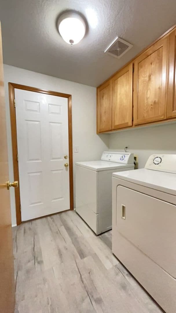 Building Photo - 3 Bedroom 2 Bath Single Family Home with 2...