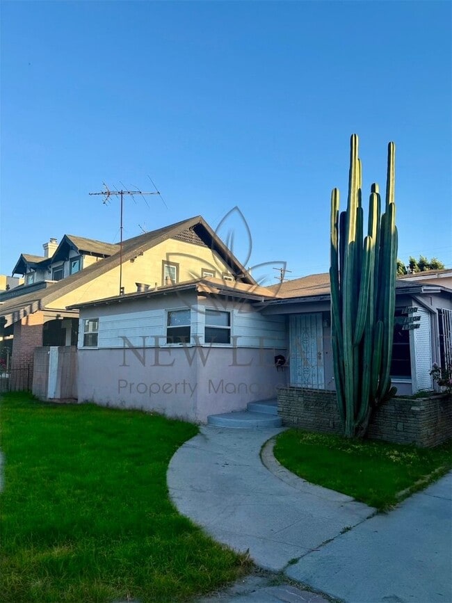 Building Photo - 1100 W 39th Pl