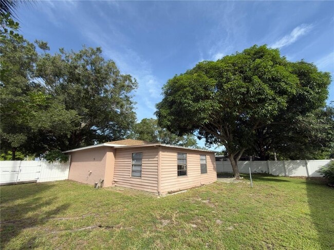 Building Photo - 11001 Longhill Dr