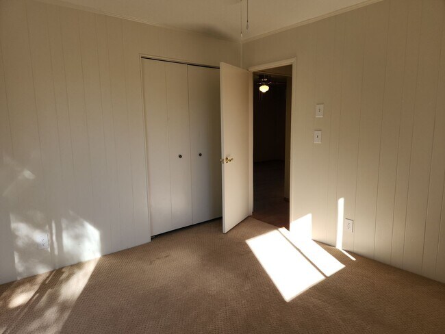 Building Photo - 2 Bed / 1 Bath with Oversized single car garage