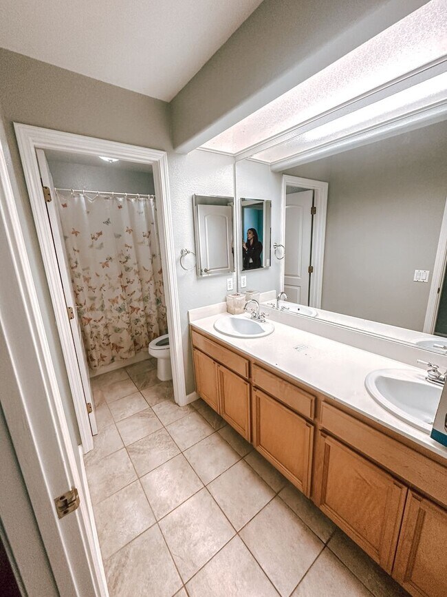 Building Photo - Home in Pleasanton Available!