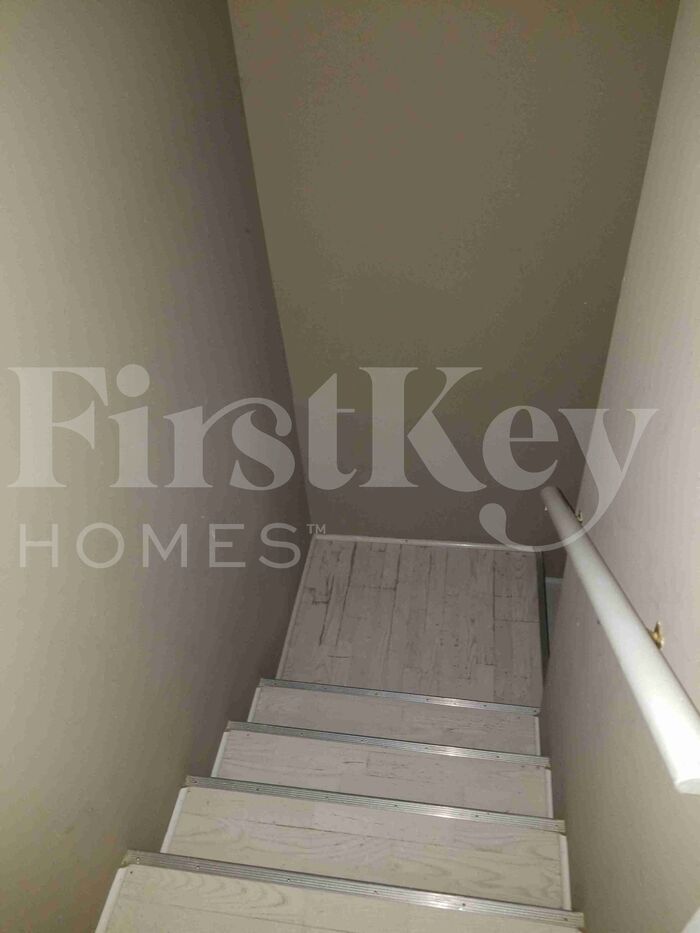 Building Photo - 185 Paramount Dr