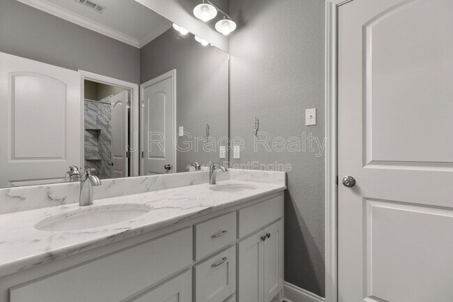 Building Photo - 19 N Shore Cir