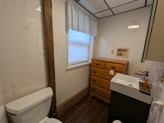 Building Photo - 30 Middle Shore Dr