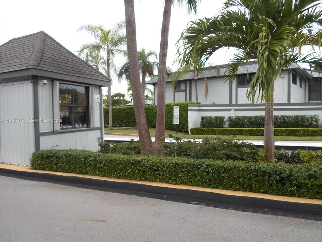 Building Photo - 20760 NE 4th Ct