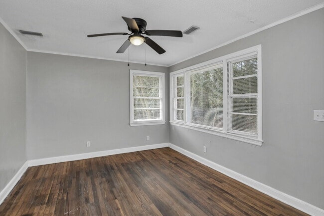 Building Photo - Cozy 2 Bedroom Home with Large Yard | Move-In Ready