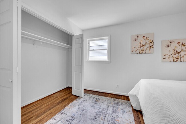 Building Photo - 917 S Forrest Dr