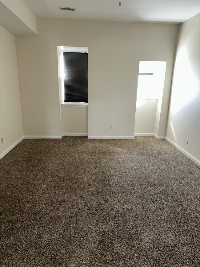 Building Photo - Clean 3Bd 2.5 Bth Town Home Near Soulard &...