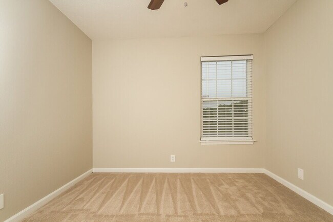 Building Photo - 819 Kanatak Ln