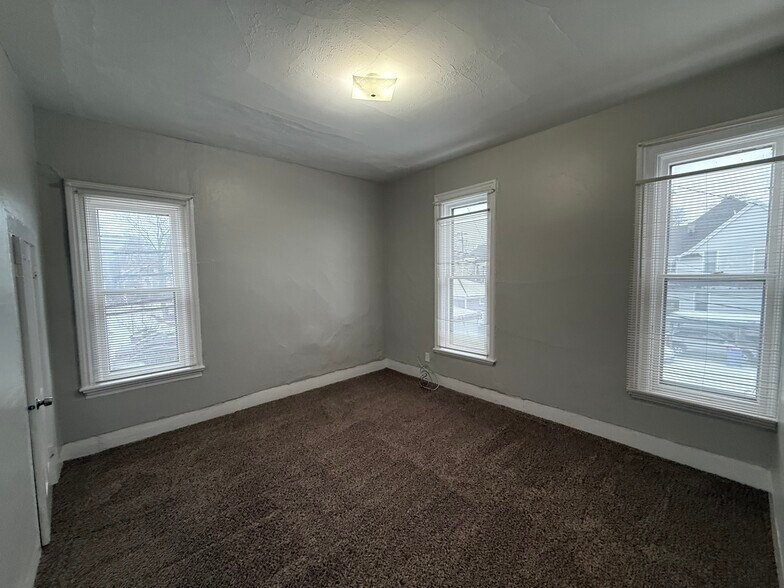 Building Photo - 217 Ghilda Pl NE