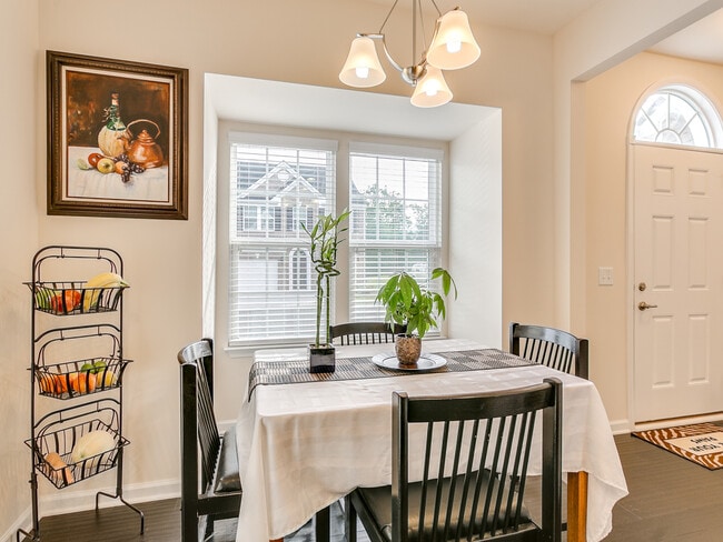 Building Photo - Lovely 3 Bedroom 2.5 Bath Townhouse, Easy ...