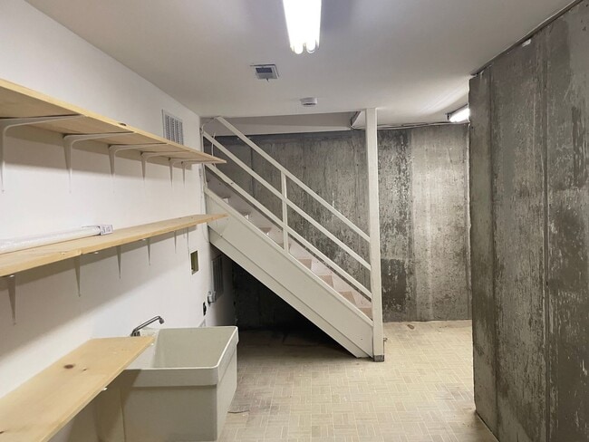 Building Photo - Beautiful 2 Bed, 1.5 Bath Townhome on the Edge of the Desirable Hill Neighborhood Available for Rent