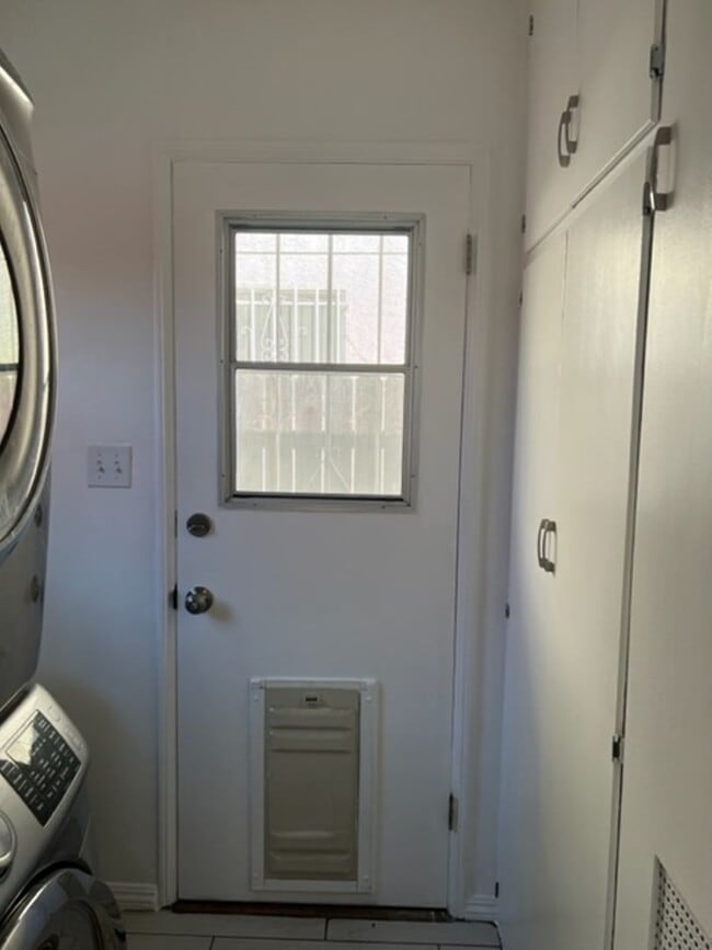 Building Photo - 2709-2711 Broadway Ave