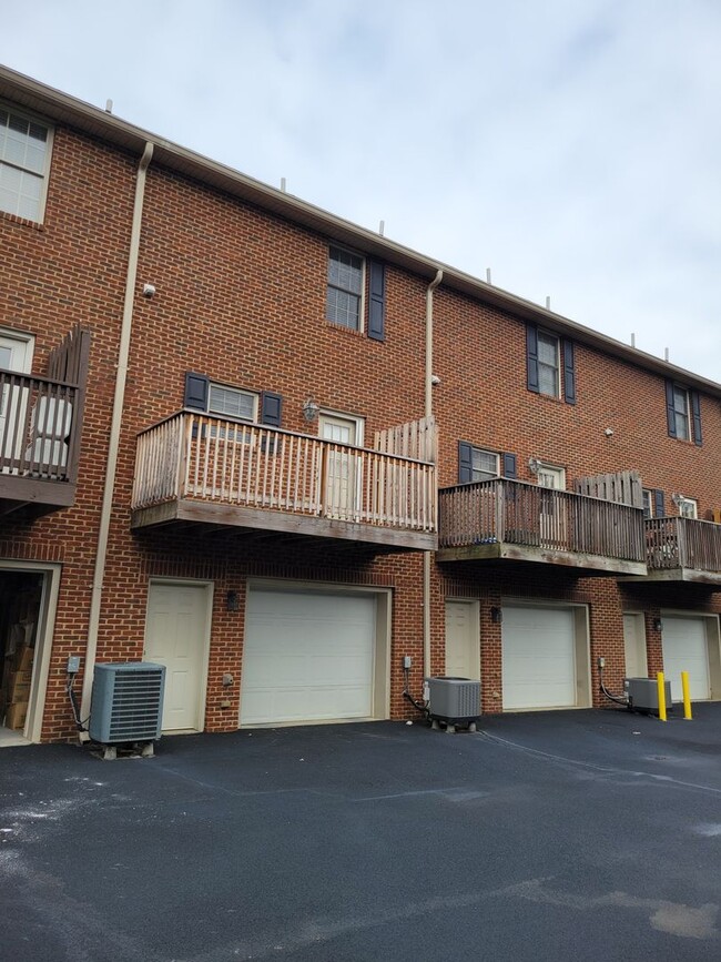 Building Photo - Tri level- 2 bedroom, 2 bath Condo with Ga...