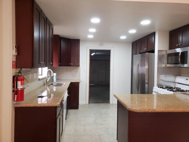 Building Photo - 5 Bed, 3 Bath La Mesa Home with SOLAR!