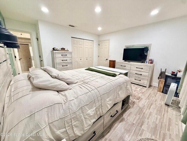 Building Photo - 1046 W Samms Ave