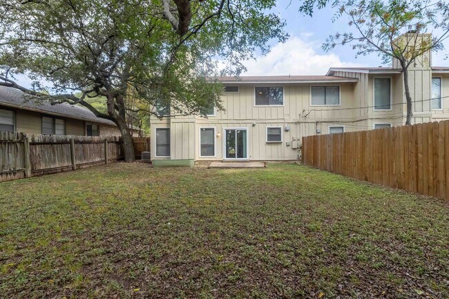 Building Photo - 3901 Knollwood Dr