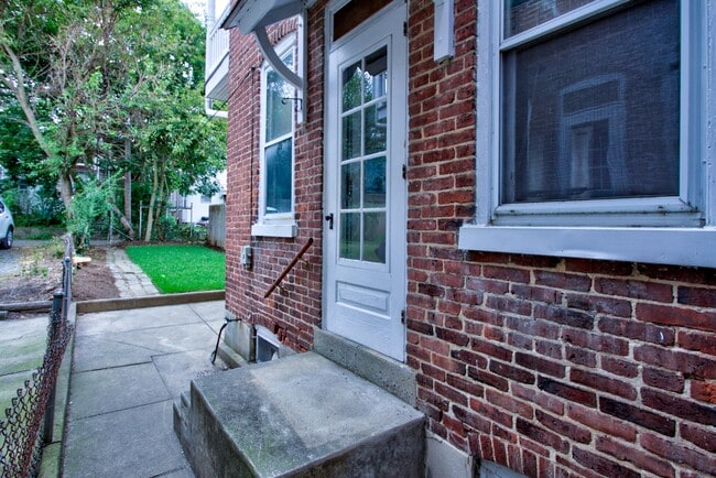 Building Photo - 712 N Pine St