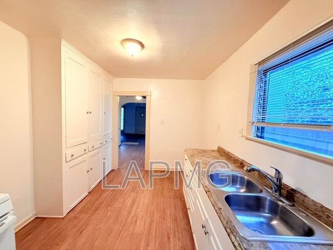 Building Photo - 614-614 N Poinsettia Pl