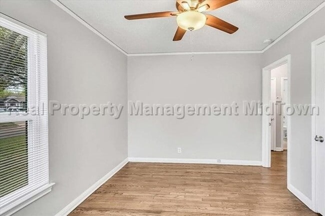 Building Photo - 6400 Greenway Rd