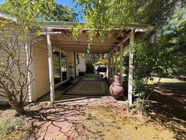 Building Photo - Charming 3 bed/2 bath Eastside Ranch w/ Potential early move in!