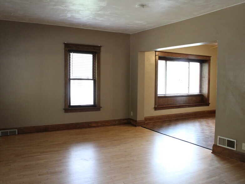 Building Photo - 107 E 11th St