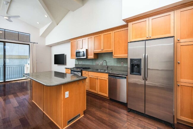 Building Photo - Enjoy the Live/Workspace Life Style Close ...