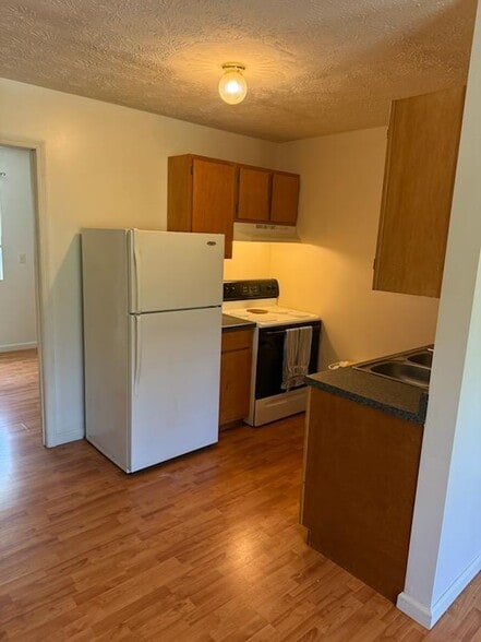 Building Photo - 423 River Park Dr