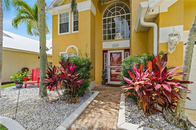 Building Photo - 728 NW Waterlily Pl