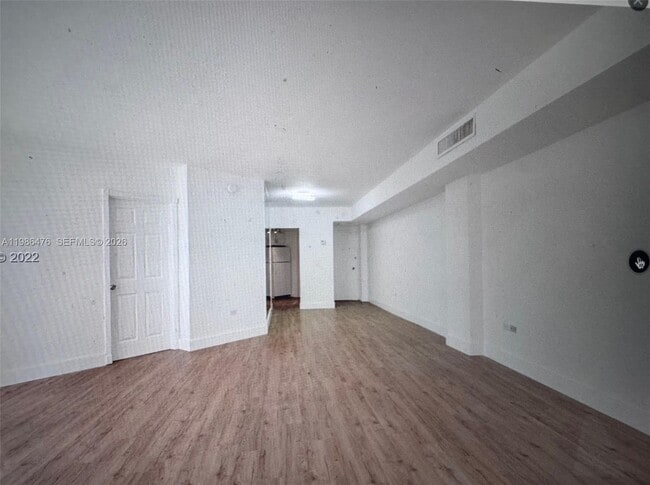 Building Photo - 999 Brickell Bay Dr